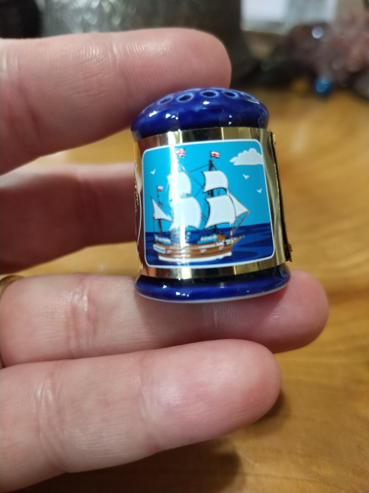 Vintage metal & ceramic Jamestown settlement Virginia souvenir thimble