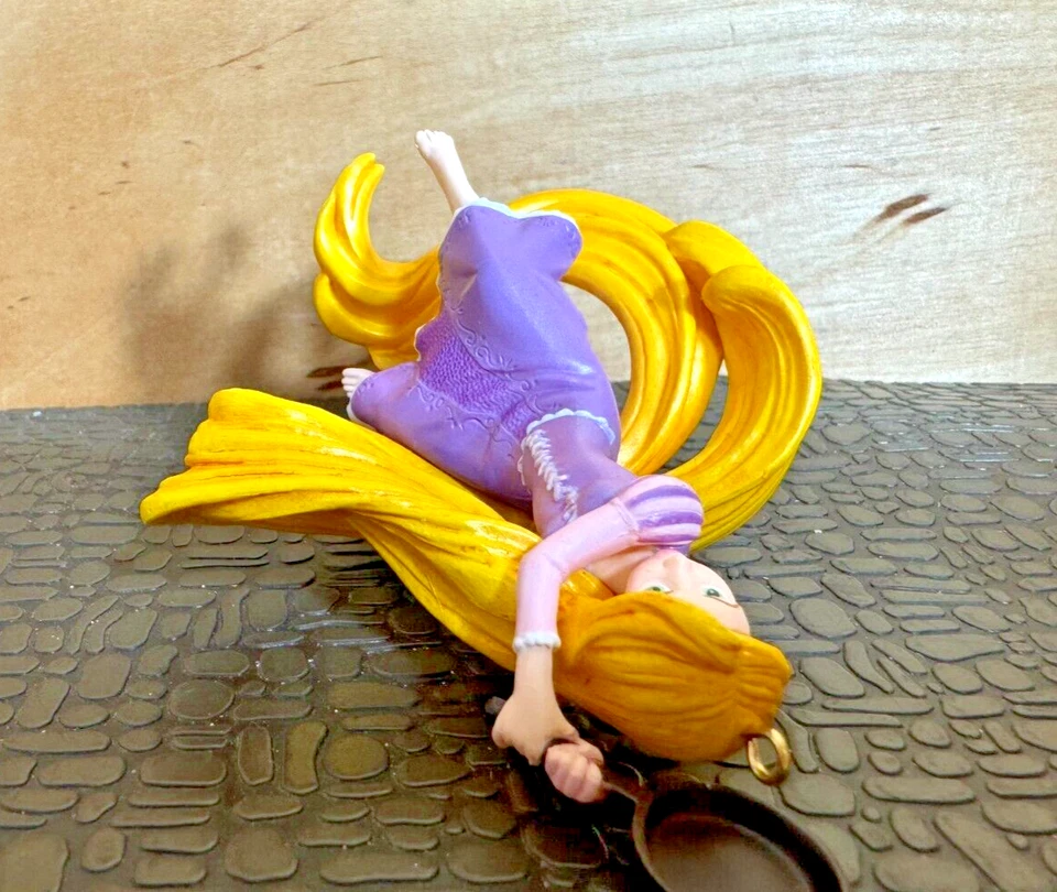 Hallmark Disney 2013 Tangled Rapunzel "Feroz con una sartén" Foto 3 de 4