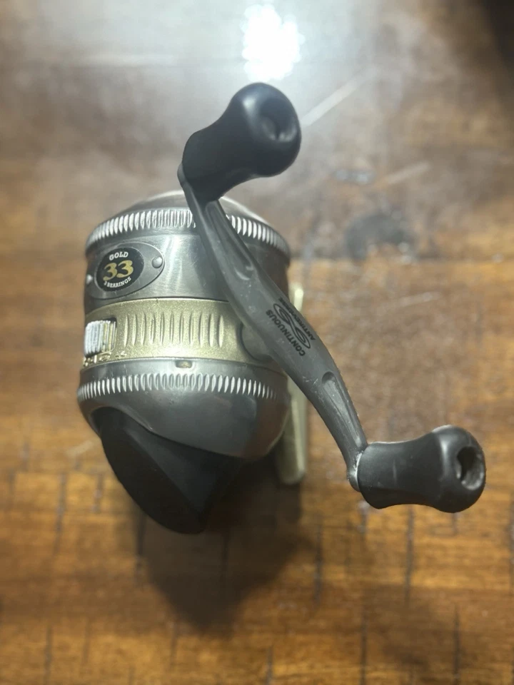 V8534 PR ZEBCO 33 GOLD SPINCAST FISHING REEL - Image 3 of 4