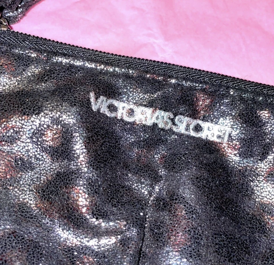 Victoria’s Secret VS Bolsa de Cosméticos Bolsa Monedero Estampado de Leopardo Suavemente Preciado Foto 2 de 4