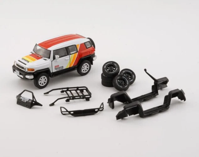 Toyota FJ Cruiser Custom 2006 échelle 1:64 - Version Boueuse Grise - Johnny Lightning, Boîte Non Ouverte - Modèle 2023