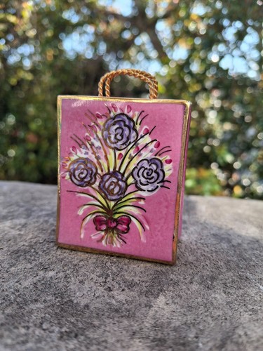FINE COLLECTIBLE LIMOGES HAND PAINTED ENAMEL PORCELAIN PINK HANDBAG PILL BOX - Picture 3 of 10
