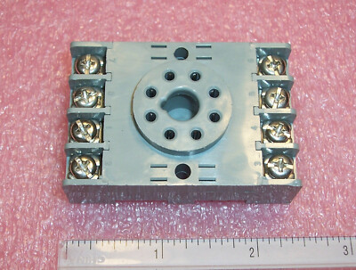 QTY (1) 97810C-E C&E 8 PIN CHASSIS MOUNT RELAY SOCKETS 10A 300V KRPA SCREW USED
