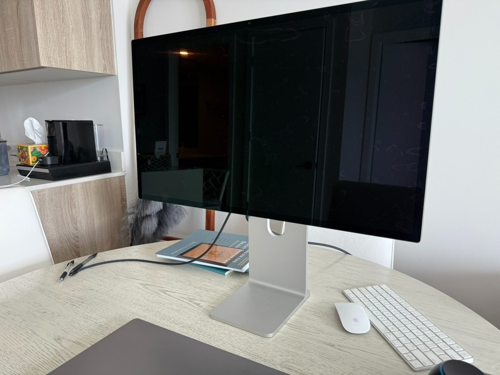 カ*ラ様 ★美品★Studio Display★A2525★Apple★6スピー s-l1200.jpg