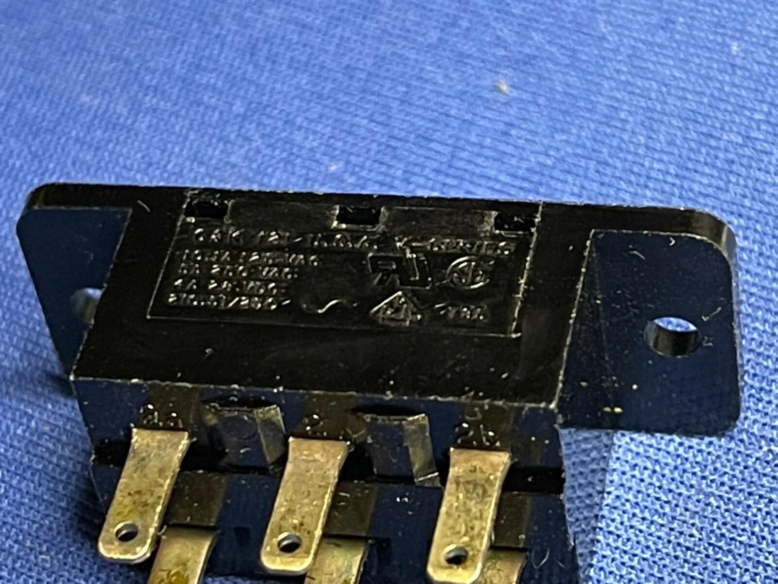 V80212MS02Q C&K V-SERIES POWER LINE DPDT Slide Switch 10.1A 230/115 ...