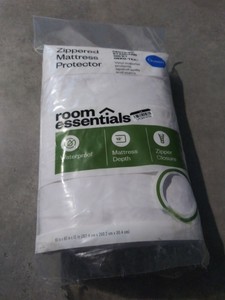 Room Essentials Zippered Mattress Protector Queen Size Waterproof Fits