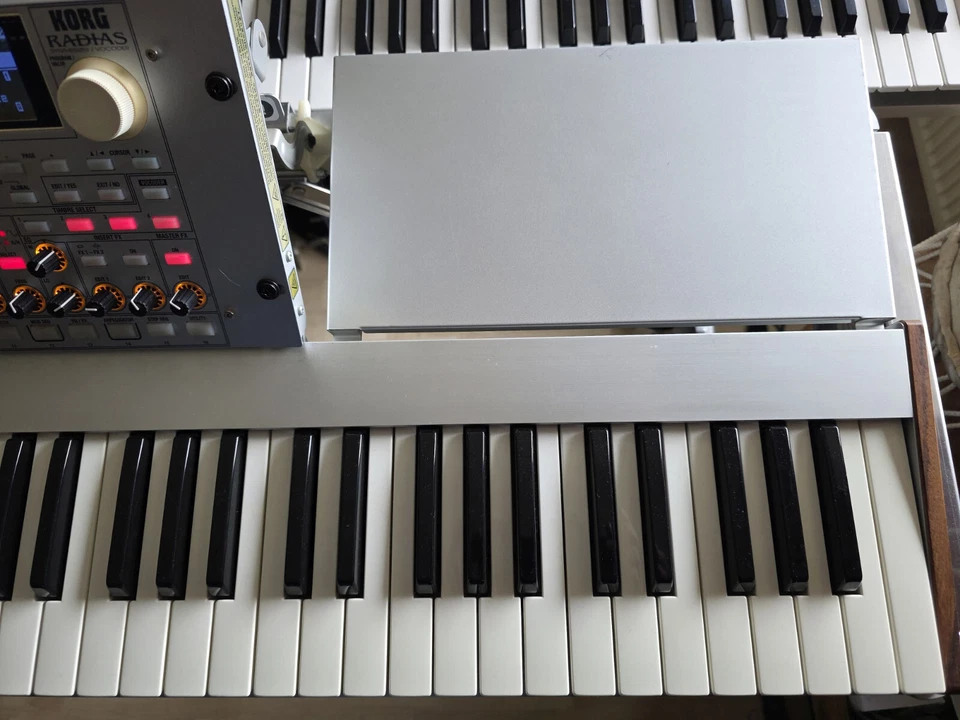 KORG Radias Synthesizer / Vocoder mit Original Ständer (Alu/Chrom) TOP Zustand - Bild 3 von 4