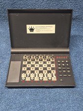 VINTAGE RADIO SHACK PORTABLE / HANDHELD CHESS GAME MODLE 1650L - 3 AA BATTERIES
