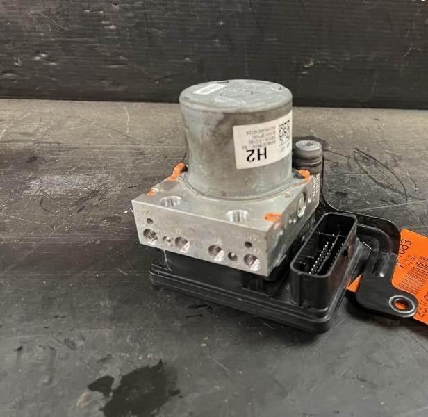 2016-2018 Hyundai Tucson ABS Anti-Lock Brake Pump Control Module Assembly OEM