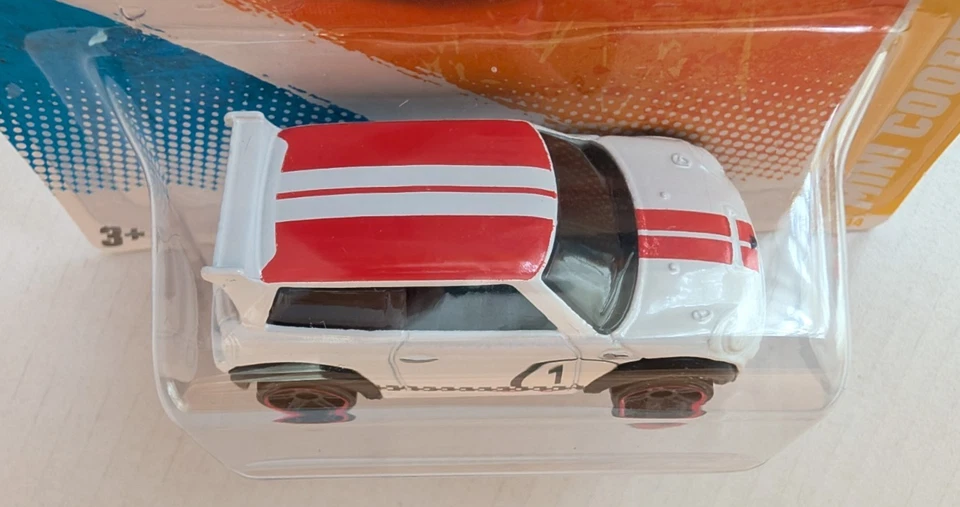 Hot Wheels 2011 New Models Mini Cooper S Challenge #30/50 White w/Red Rimmed Y5s - Image 4 of 4