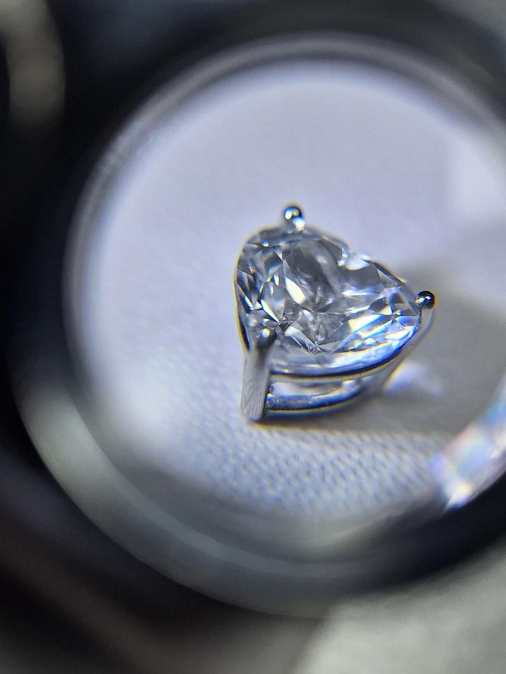 Brincos femininos de diamante em forma de coração de safira branca criados em laboratório - Imagem 4 de 4