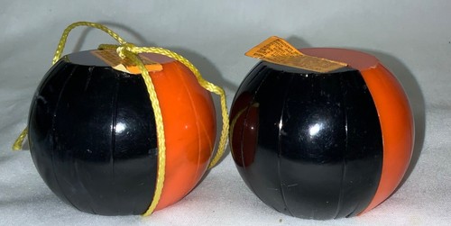 VINTAGE PAIR HALLOWEEN PLASTIC CONTAINERS - JACK O’LANTERNS W/ORIGINAL CANDY - Picture 5 of 9
