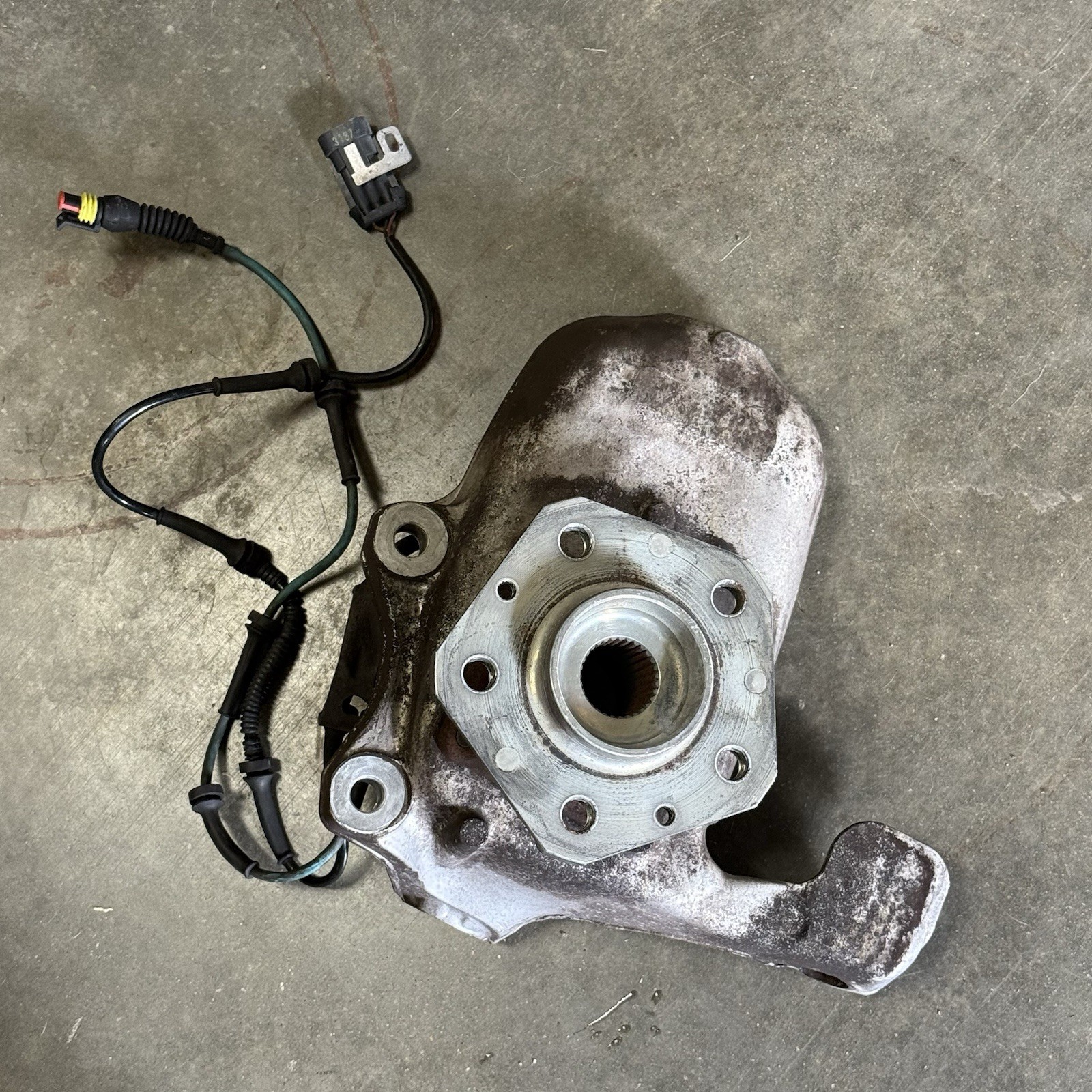 03-10 Maserati Quattroporte M139 M145 Front Left Side Spindle Knuckle Hub OEM