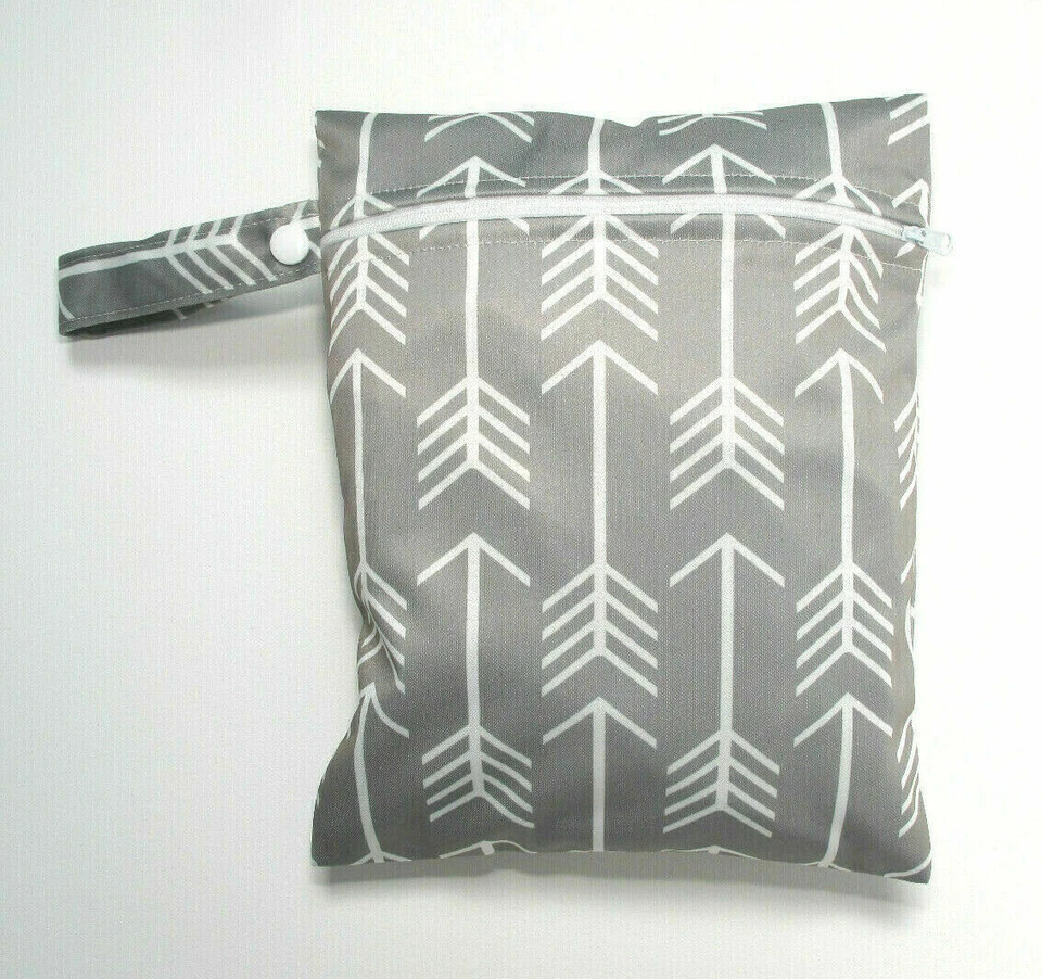 Kleine Nasstasche für Windeln, Brustpolster, Tücher, Tuchpolster - graue Pfeile *UK*