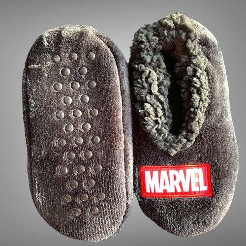 New Kids Black Marvel Spell Out Slippers Super Soft Fleece Lined Sm/Med 8-13 - Picture 2 of 4