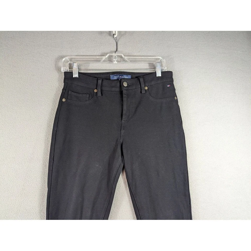 Calça chino preta Tommy Hilfiger frente plana elástica casual feminina 8 J02KZ255 - Imagem 3 de 4