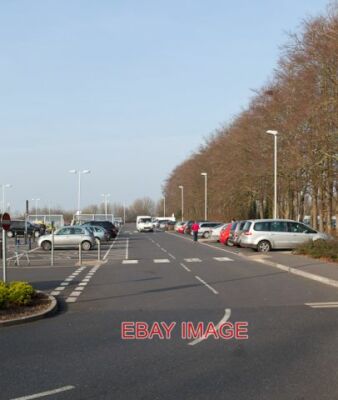 FOTOTOTEIL VON TESCO'S PARKPLATZ IN WINNALL EIN GROSSER PARKPLATZ GETEILT DURCH DIESE LINIE