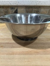 Tazón para servir pequeño de acero inoxidable con patas grabado 7,5" por 3"