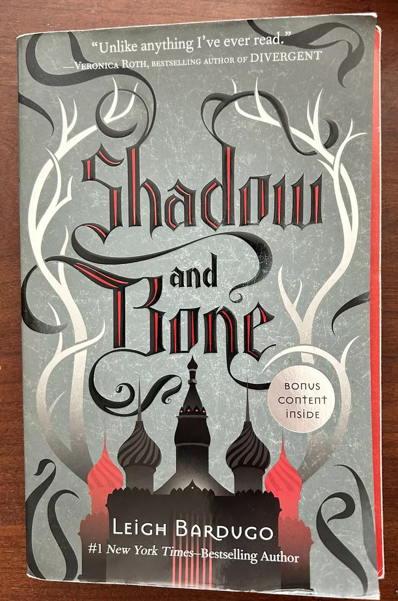  Shadow and Bone (The Shadow and Bone Trilogy Book 1