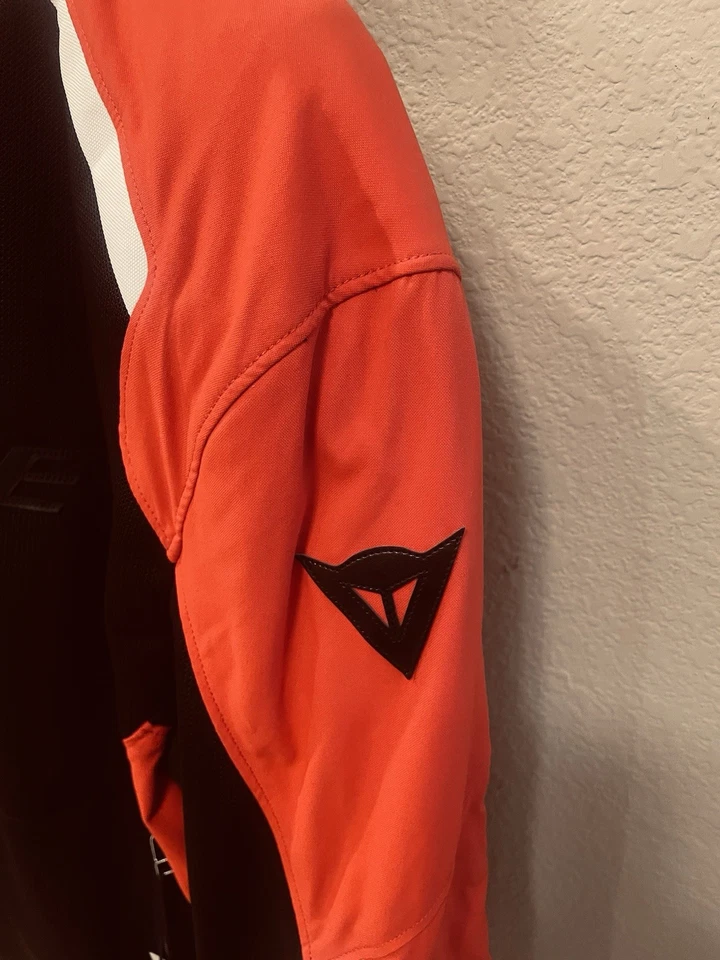 Jaqueta de motociclista masculina DAINESE HYDRAFLUX 2 AIR preta/vermelha lava EUA tamanho 64 NOVA - Imagem 2 de 4