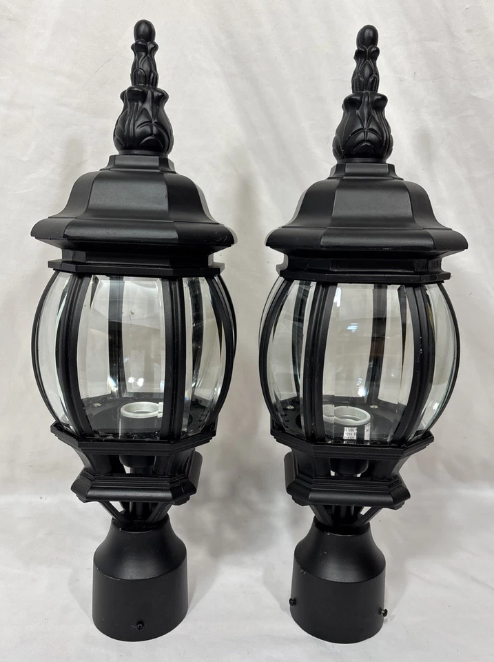 Par de postes de lámpara de linterna de aluminio fundido negro y vidrio biselado para exteriores de colección Foto 4 de 4