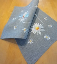 Margeriten Tischläufer – Frühling/Sommer in Hellgrau