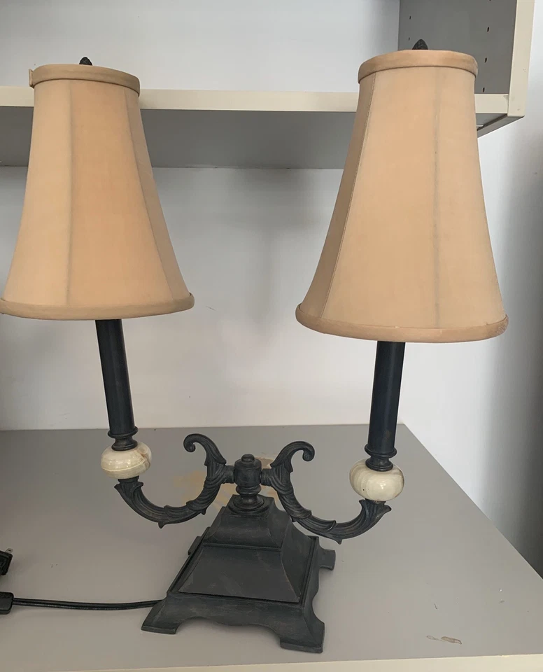 Currey and Company - 6353 - Lámpara de mesa candelabro de dos brazos - latón antiguo bronce Foto 3 de 4