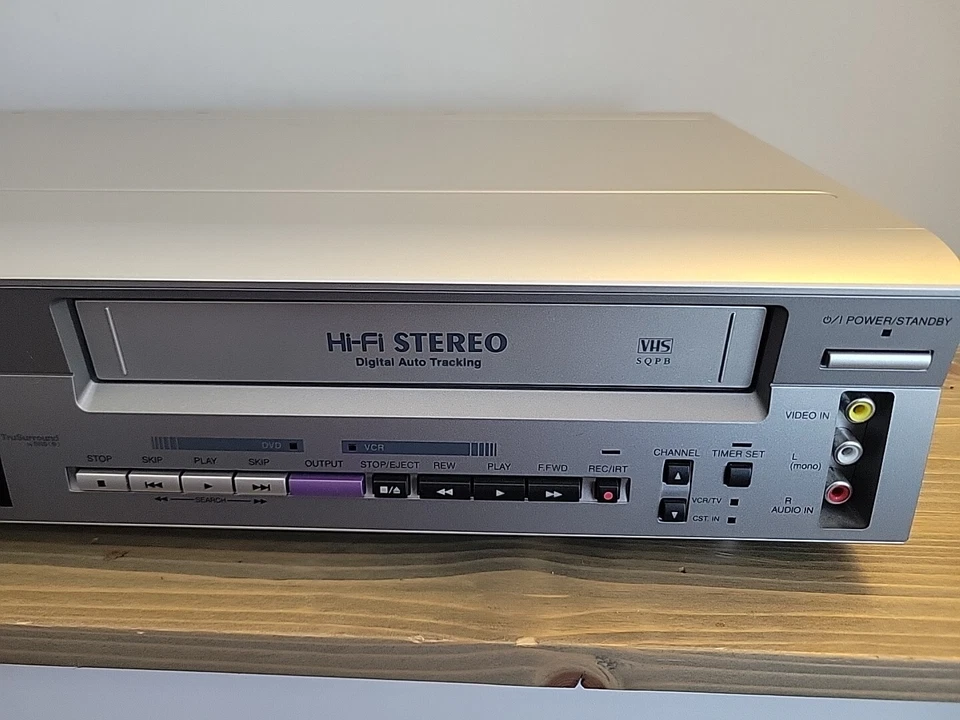 HITACHI DVD/VCR COMBO MP3 PLAYBACK MODEL DV-PF2U NO REMOTE TESTED - Image 2 of 4