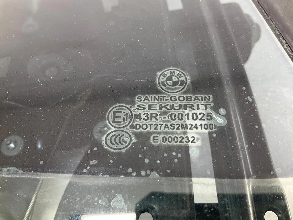 01-06 BMW 330Ci заднее правостороннее пассажирское стекло на четверть стекла с регулятором - Изображение 3 из 4