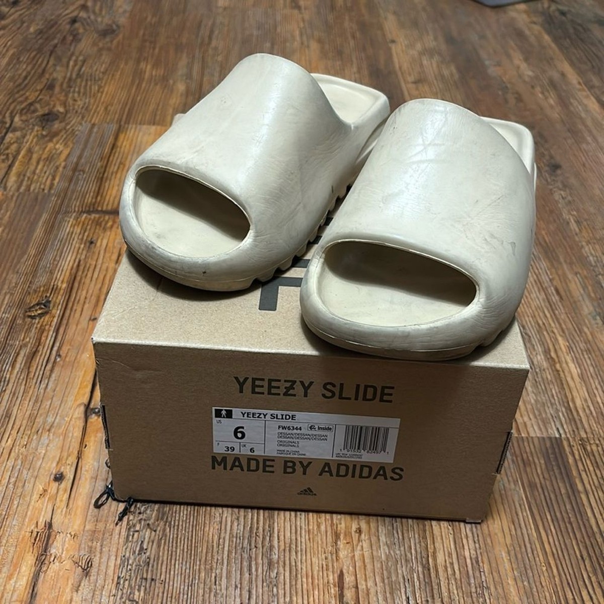 Lightly used Yeezy slide ‘desert sand’ size 8 Adidas Yeezy Slide Desert Sand 2019 Beige Sandals Men main image 3