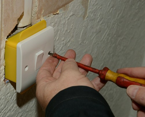 Socket Safety shield Reusable 1 & 2 Gang 30mm pack of 100no ( Plastering & DIY ) - Picture 4 of 10