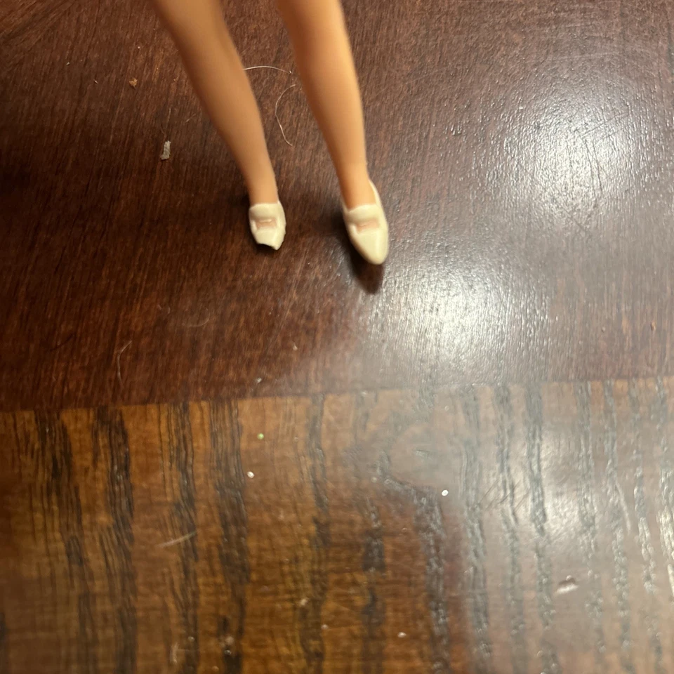 Boneca adolescente minúscula 5” Hong Kong de 1967 morena vintage Uneeda - Imagem 4 de 4