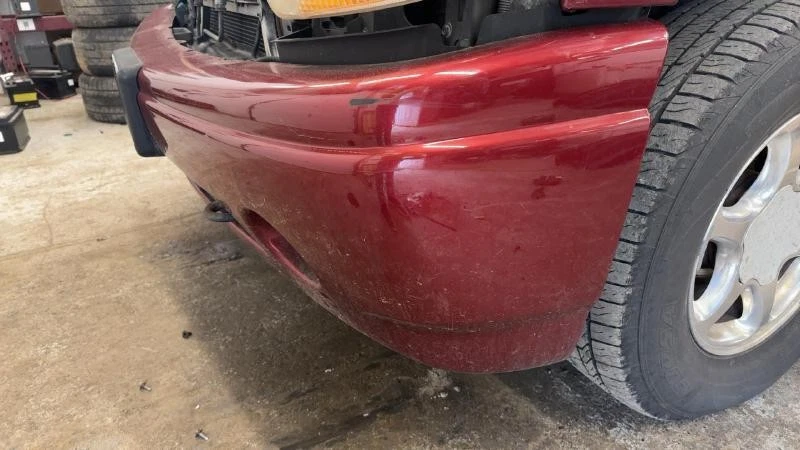 (LOCAL PICKUP ONLY) 01 02 03 04 05 06 GMC YUKON Front Bumper Assy. Foto 2 de 3