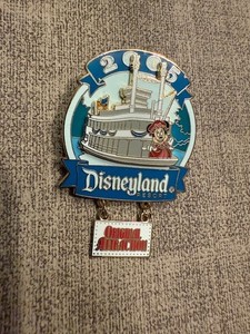 DISNEYLAND (CA) 2005 ORIGINAL ATTRACTION PIN Minnie Mouse on Mark Twain LE750