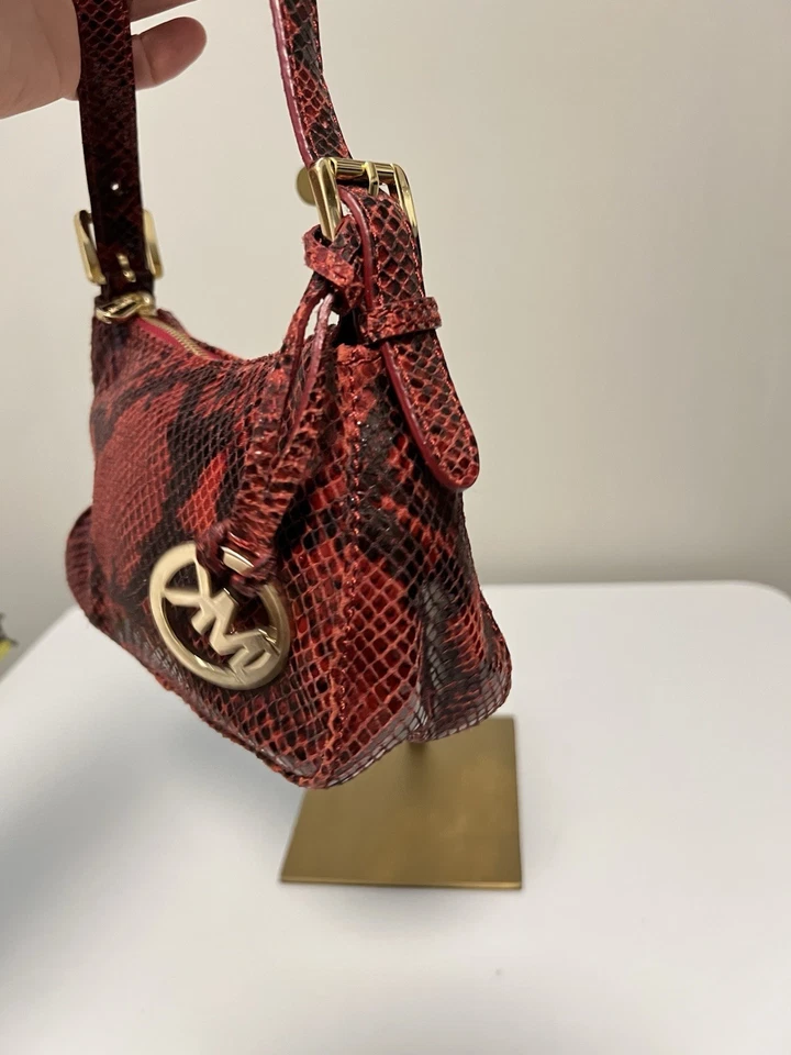 Bolso Michael Kors Rojo Pitón Estampado Serpiente Herrajes Dorados Boho Cartera de Hombro Foto 4 de 4