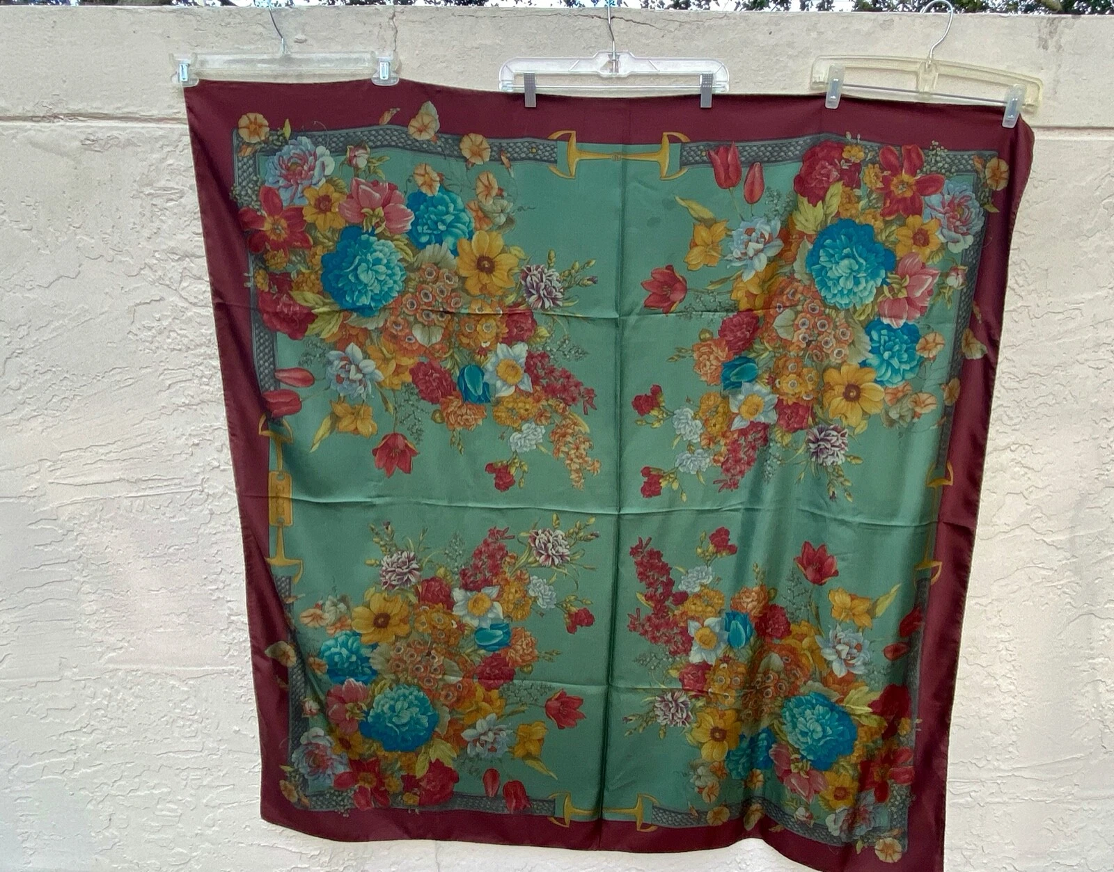 GUCCI MAGNIFIQUE ÉNORME 54 POUCES x 53 pouces CHÂLE FLORAL SOIE ÉCHARPE ENVELOPPE FER À CHEVAL GARNITURE