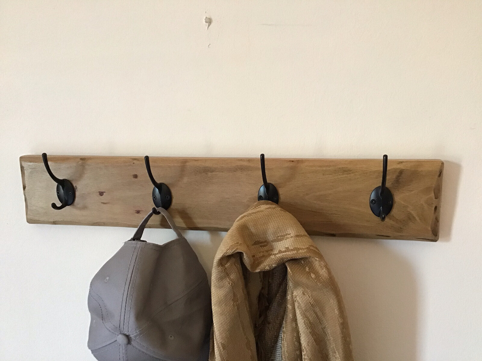Appendiabiti da parete in legno massello noce stile country 4 ganci cm.60x10x2,5