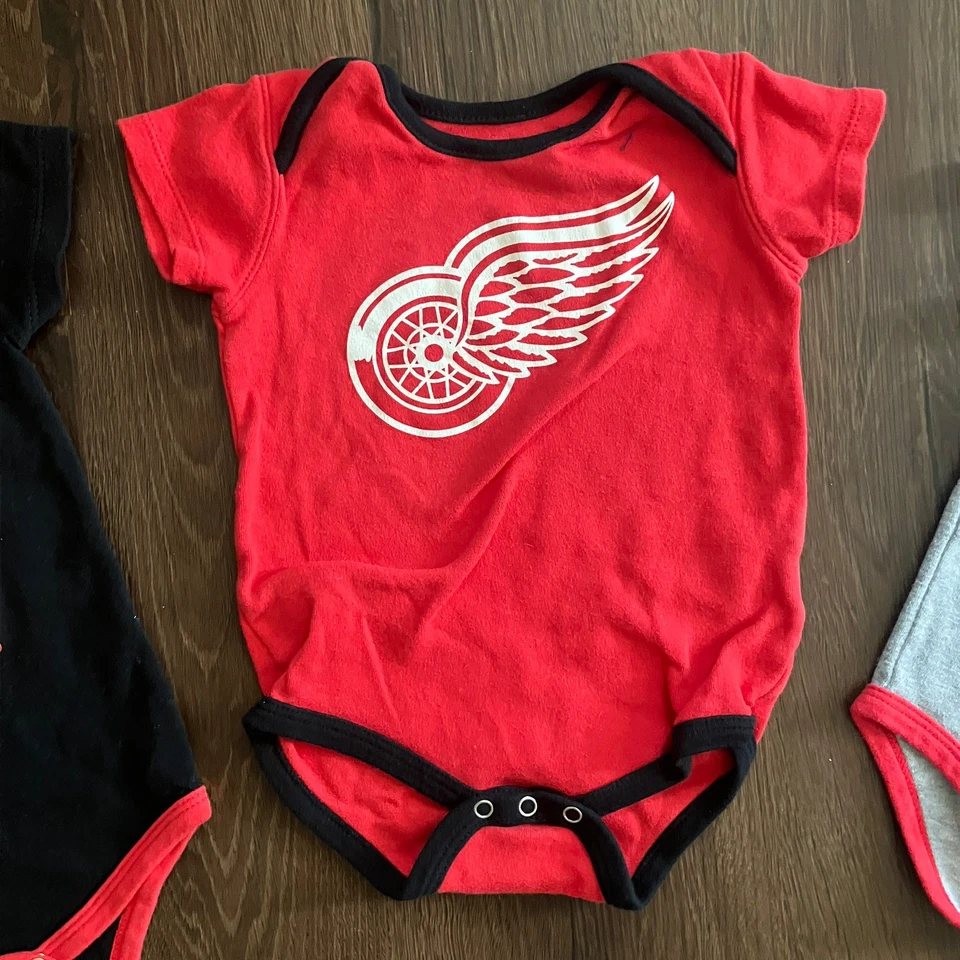 Detroit Red Wings 3 Piece Bundle Of Bodysuits 18m Vintage Well Made Official NHL - Image 4 of 4