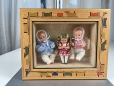  Diorama Schaukasten mit 3 Puppen 17,5 x 21,5 cm. Zustand siehe Fotos 