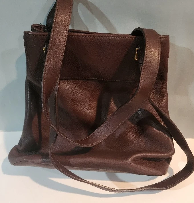 Bolso de hombro de cuero marrón Liz Claiborne con múltiples compartimentos Foto 2 de 4