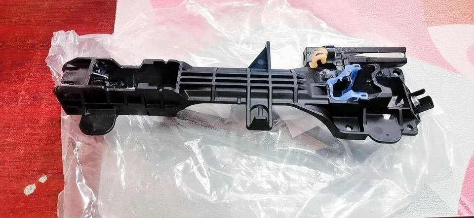 Marco de manija de puerta delantera derecha OEM 69201‐02450 2014-2019 Toyota Corolla Foto 4 de 4