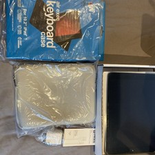 Good Condition 2019 Apple iPad 10.2  32GB WI-FI BUNDLE 7th Generation 2019