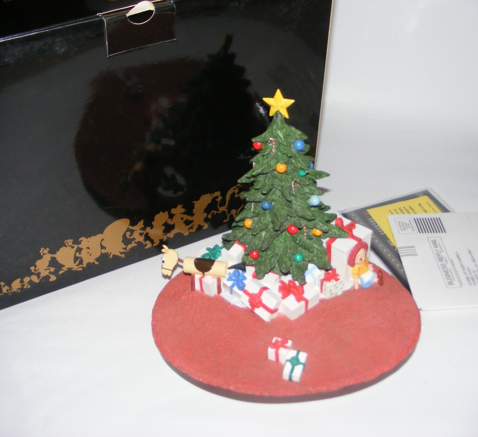 Goebel Looney Tunes Spotlight Collection  Gift Wrapped Christmas Morning Scape-image