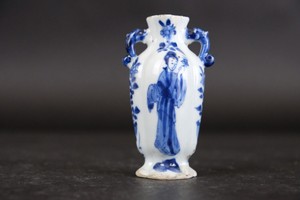 Wonderful Antique Chinese Porcelain small Vase Ladies Figures Kangxi 18thC 9cm