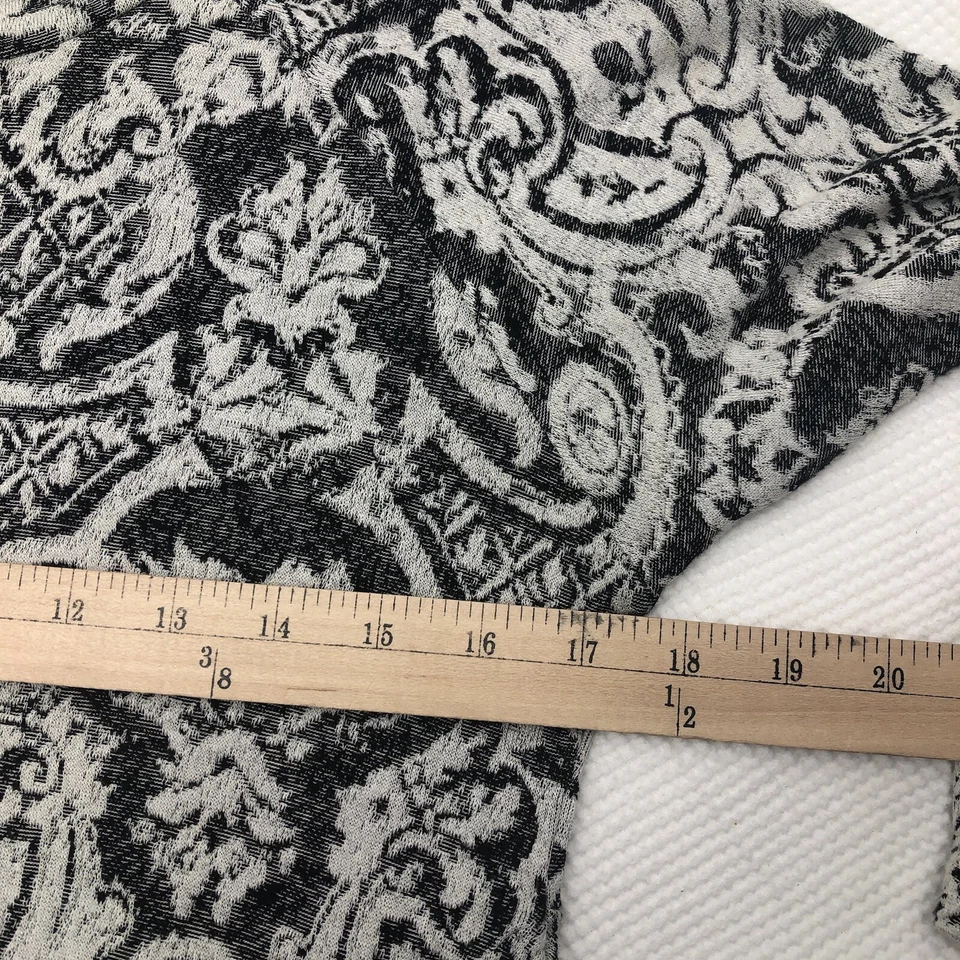 Blusa feminina Tianello M preta branca em forma de V bainha com babados - Imagem 3 de 4