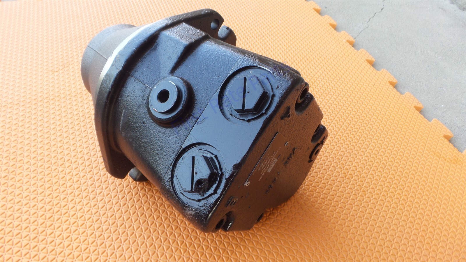 Genie GS2669 RT Right/Passenger Hydraulic Motor - | P/N 101586GT 