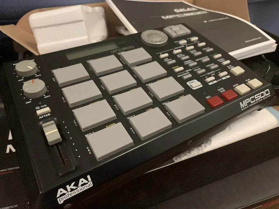 Akai MPC 500 mit 128 RAM Upgrade und 2 GB Speicherkarte - Deutsche Anleitung Top - Bild 2 von 4