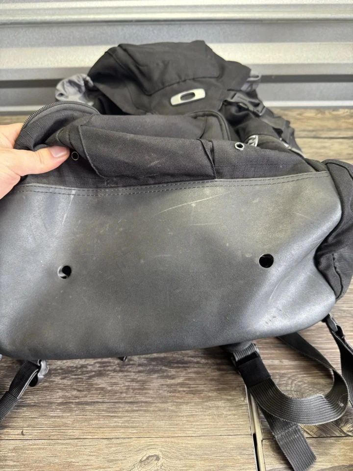 Mochila táctica Oakley Surf Pack de colección para exteriores grande negra portátil Foto 2 de 4