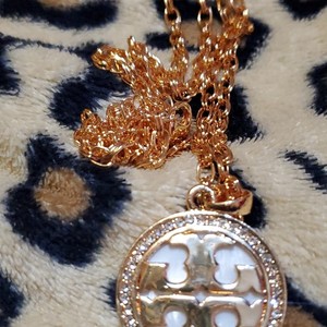 Authentic Tory Burch Gold Plated Round Pendant Necklace Mother of Pearl