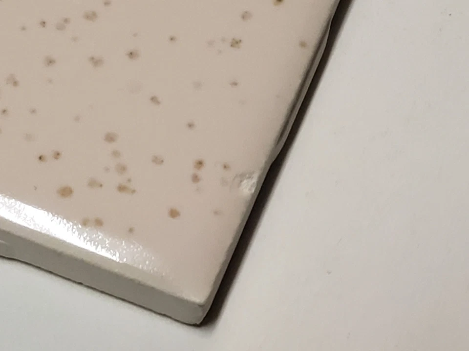 Lote De Colección de 4 Azulejos Cerámicos ATCO Beige con Mancha Marrón Brillo Nariz de Toro 4 1/4" Foto 4 de 4